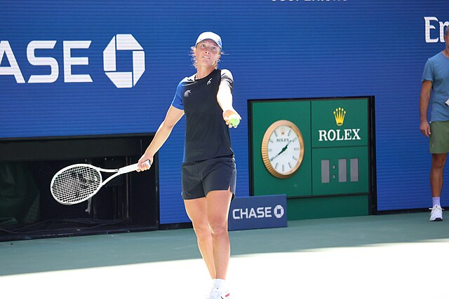 Iga Świątek oddając serwis