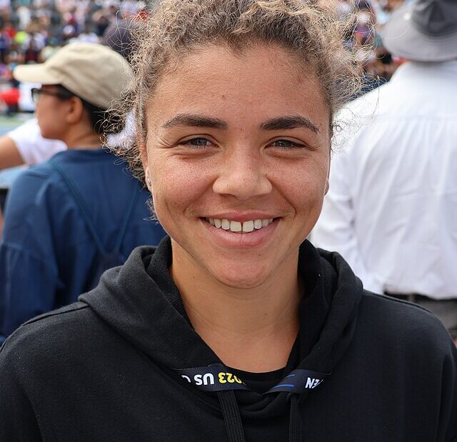 Uśmiechnięta Jasmine Paolini w dresowej bluzie