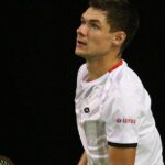 Kamil Majchrzak spogląda w górę