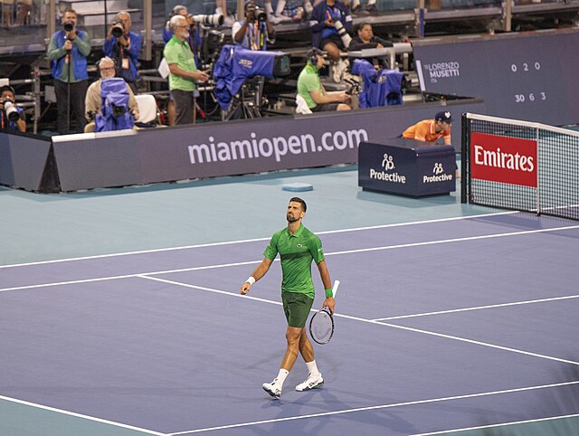 Novak Djoković idący w stronę linii końcowej