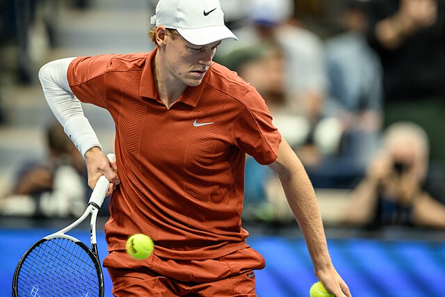 Jannik Sinner poddaje mecz w Sznaghaju