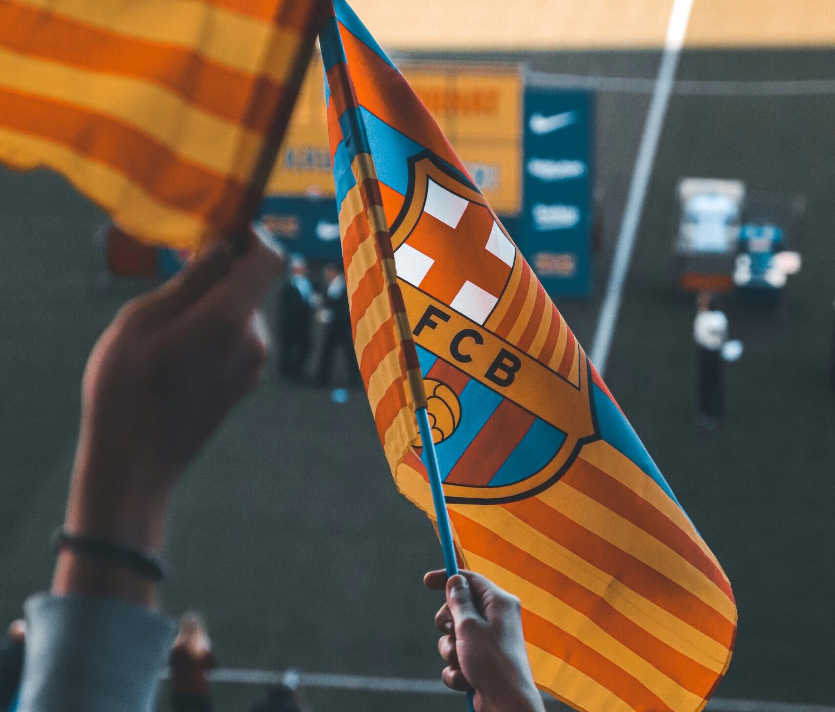 Fani wymachują flagami FC Barcelony