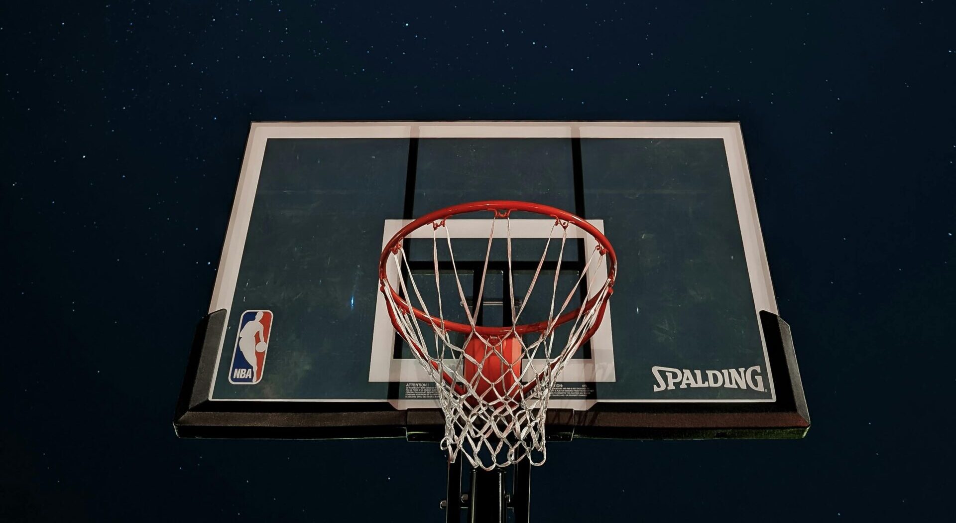Tablica koszykarska na tle nocy