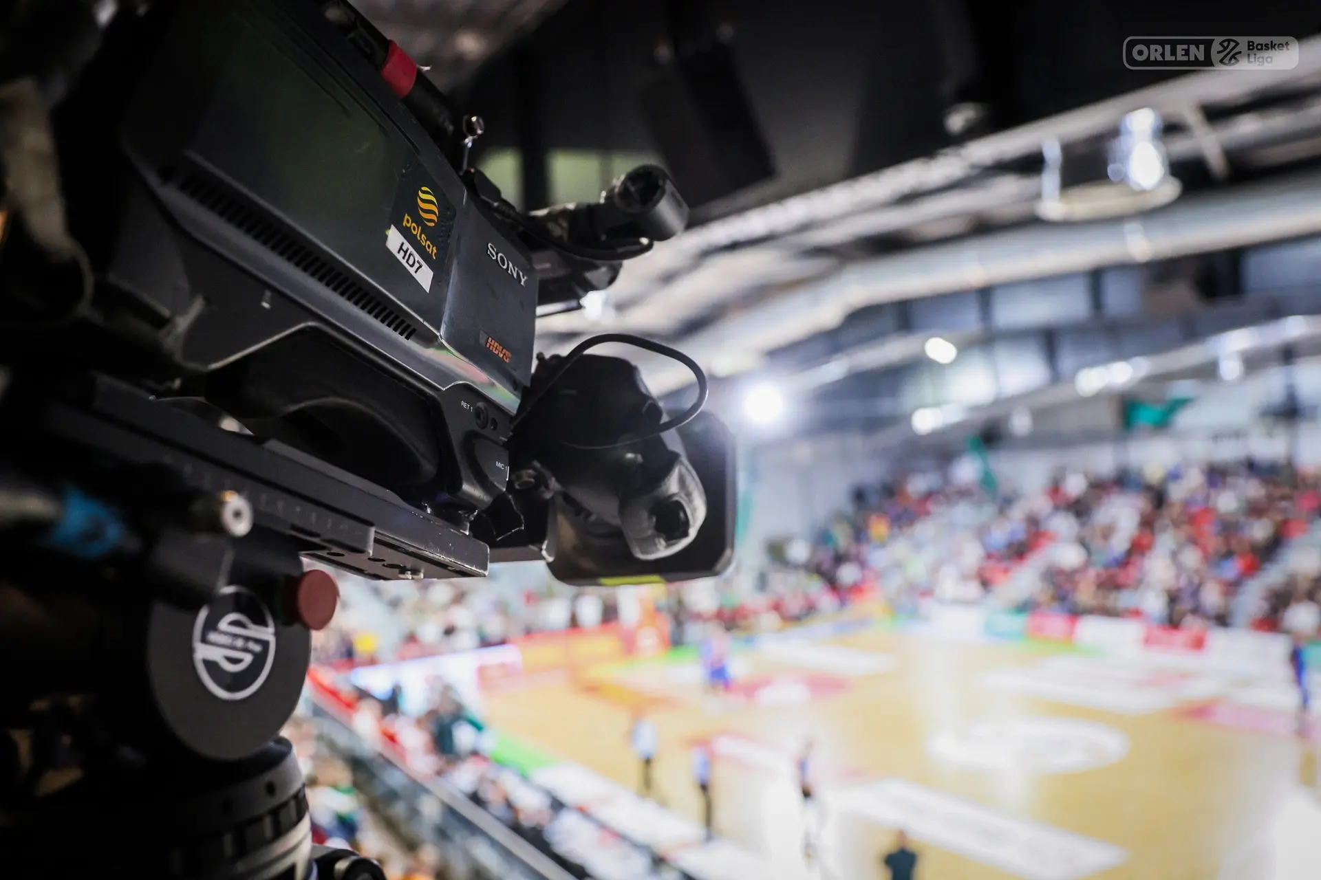 Zbliżenie na kamerę telewizyjną nagrywającą poczynania z góry