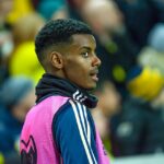 Alexander Isak w koszulce treningowej