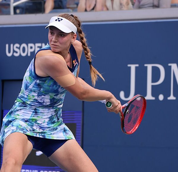 Elena Rybakina uderza z backhandu z głębi kortu