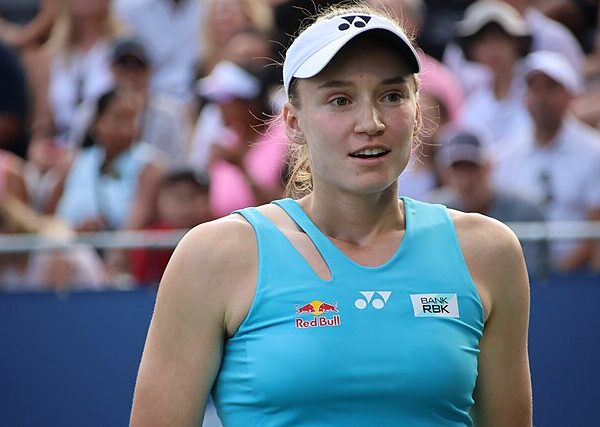 Elena Rybakina w niebieskim stroju