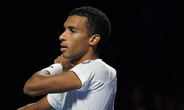 Felix Auger-Aliassime w białej koszulce