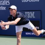 Jannik Sinner, robiący wypad do przodu