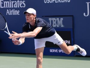 Jannik Sinner, robiący wypad do przodu