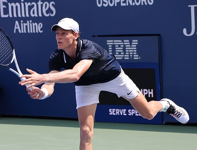 Jannik Sinner, robiący wypad do przodu