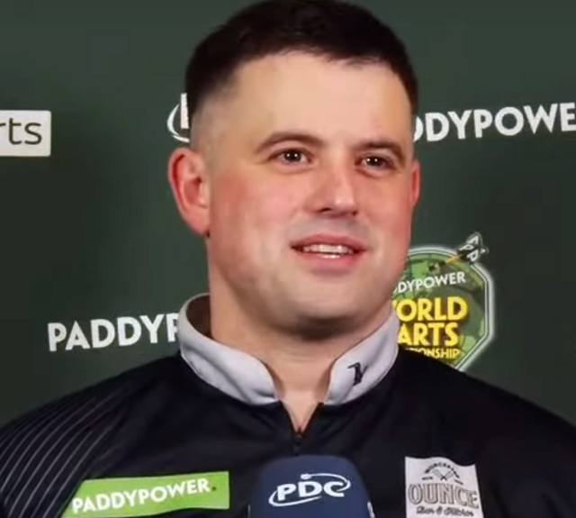 Luke Woodhouse przy mikrofonach po meczu na mistrzostwach świata