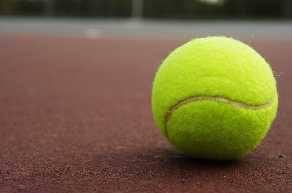 Zbliżenie na piłkę tenisową na nawierzchni ziemnej