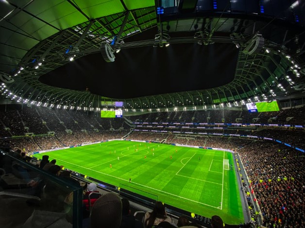 Oświetlony stadion piłkarski w Londynie