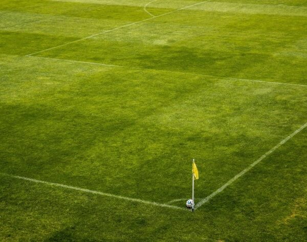 Ujęcie z trybun przedstawiające piłkę ustawioną na rogu boiska