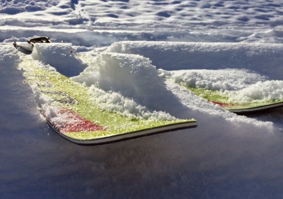 Zbliżenie na narty w śniegu