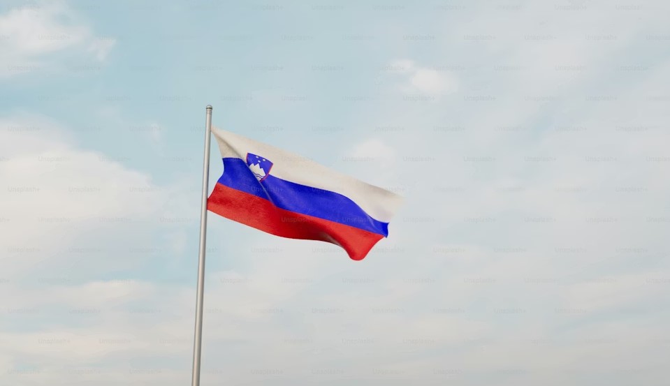 Flaga Słowenii na tle nieba