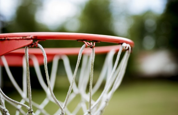 Zbliżenie na obręcz do koszykówki