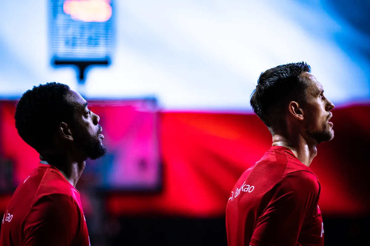 Jordan Loyd i Mateusz Ponitka na tle flagi Polski podczas hymnu