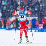 Joanna Jakiela z dwoma kijkami podczas biegu