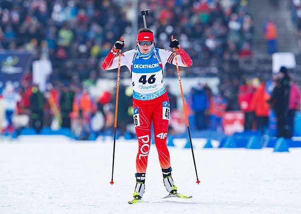 Joanna Jakiela z dwoma kijkami podczas biegu