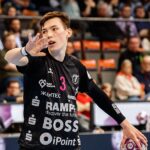 Magda Balsam wykonuje rzut karny