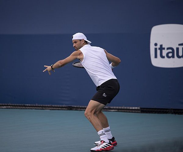 Grigor Dimitrov bierze zamach, aby zagrać forehand