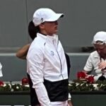 Iga Świątek stoi na baczność w białej czapce