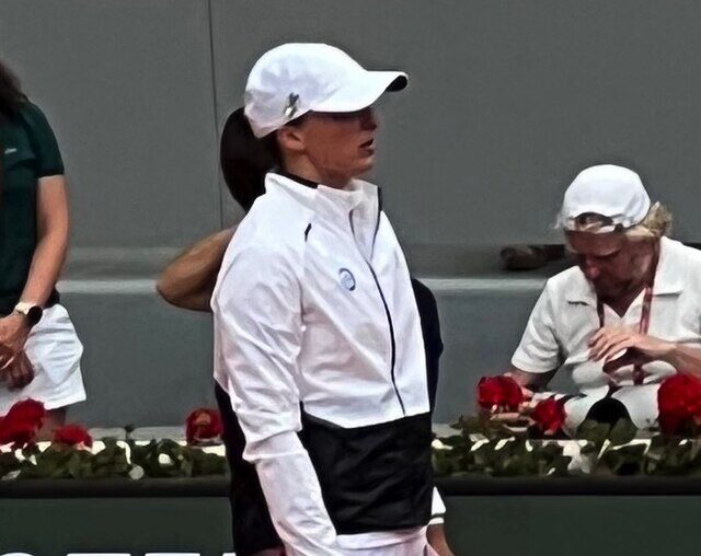 Iga Świątek stoi na baczność w białej czapce