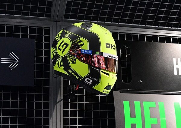 Zielono-czarny kask Lando Norrisa