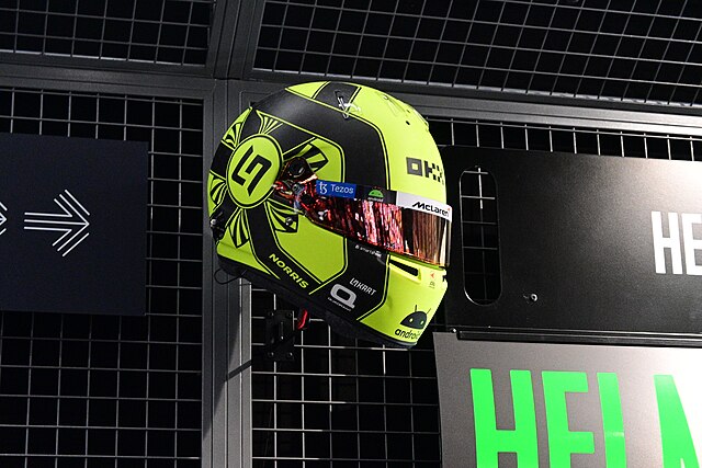 Zielono-czarny kask Lando Norrisa