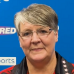 Lisa Ashton przed mikrofonem