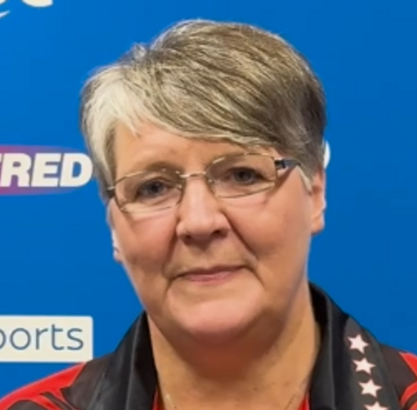 Lisa Ashton przed mikrofonem