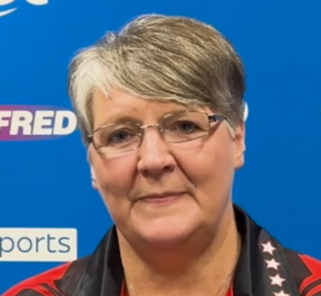 Lisa Ashton przed mikrofonem