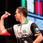 William O'Connor wyrzucający lotkę z dłoni