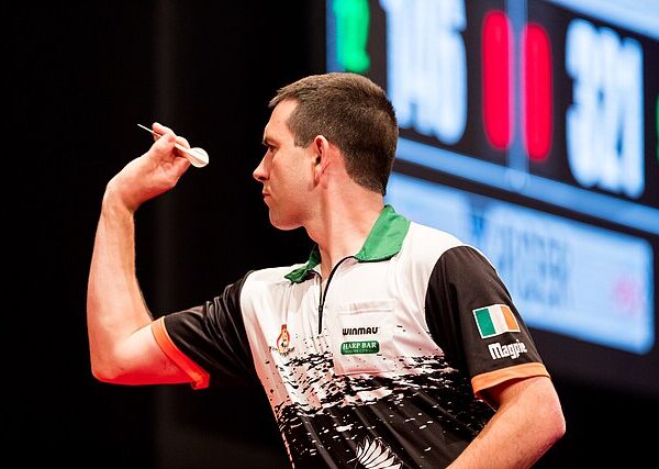 William O'Connor wyrzucający lotkę z dłoni