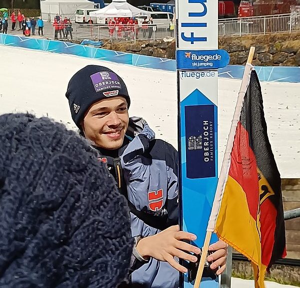 Philipp Raimund w rozmowie z kibicami po skoku