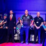 Rob Cross w towarzystwie ochroniarzy wychodzący na scenę