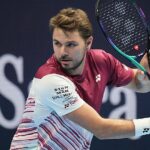 Stan Wawrinka przygotowujący się do uderzenia backhandem