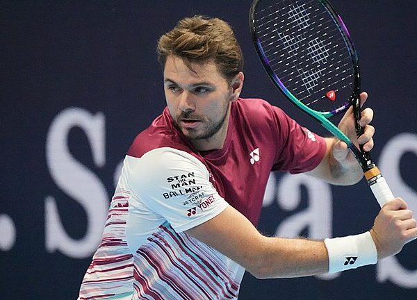 Stan Wawrinka przygotowujący się do uderzenia backhandem