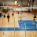 Wnętrze hali gimnastycznej, na której rozgrzewają się zawodnicy