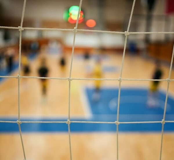 Wnętrze hali gimnastycznej, na której rozgrzewają się zawodnicy