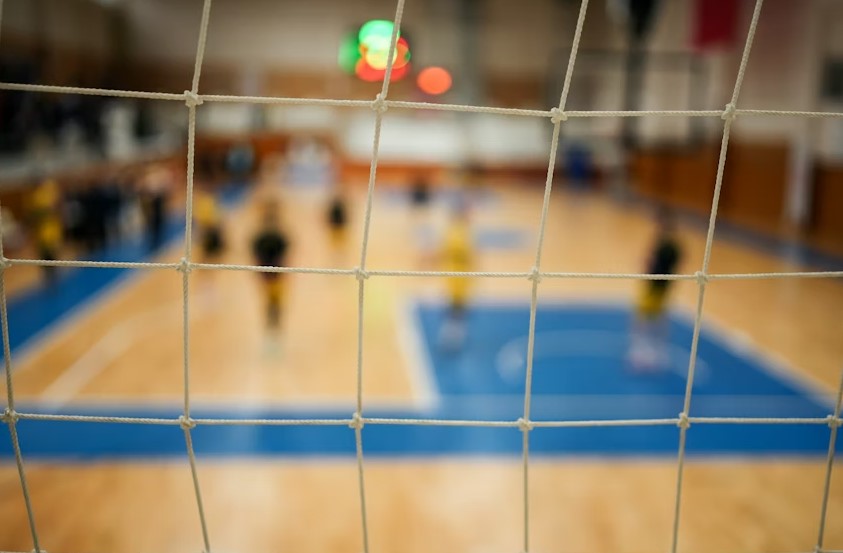 Wnętrze hali gimnastycznej, na której rozgrzewają się zawodnicy