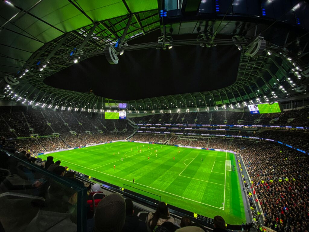 Stadion w Londynie wypełniony kibicami