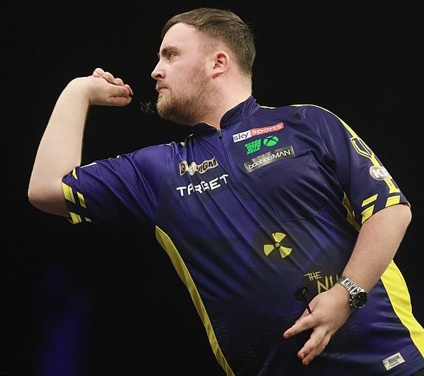 Luke Littler przed wyrzutem lotki
