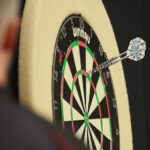 Tarcza darta z jedną wbitą lotką