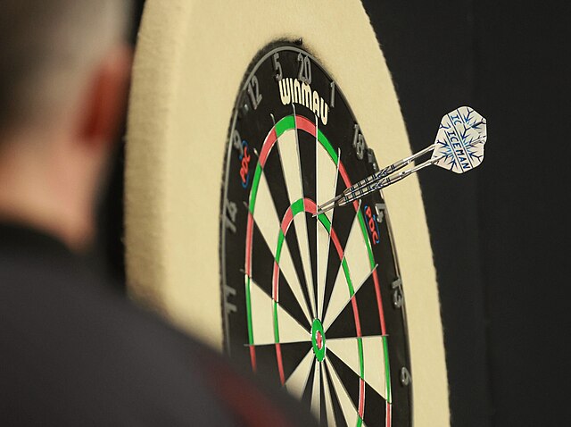 Tarcza darta z jedną wbitą lotką