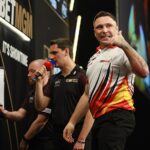 Gerwyn Price zaciskający pięść po oddanych rzutach