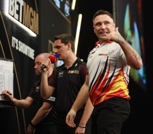 Gerwyn Price zaciskający pięść po oddanych rzutach