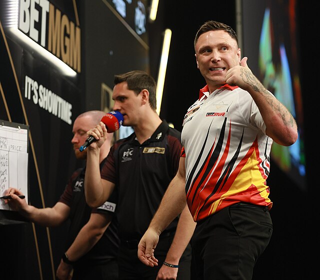 Gerwyn Price zaciskający pięść po oddanych rzutach